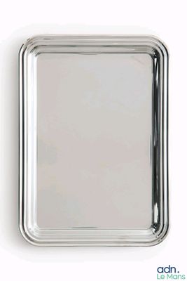 un plateau en argent sur fond blanc, dont le couvercle est ouvert