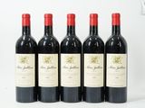 quatre bouteilles de vin rouge sont alignées