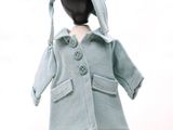 un mannequin vêtu d'un manteau bleu et d'un chapeau