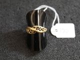 une bague posée sur une bague noire