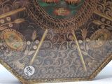 a picture of a decorative plate with a picture on it