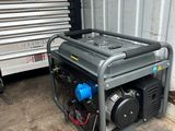 Le générateur se trouve à l'arrière du camion, prêt à être utilisé.