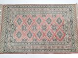 un tapis rouge et bleu orné d'un motif en forme de diamant