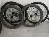 de nombreux types de roues de vélo alignées contre un mur