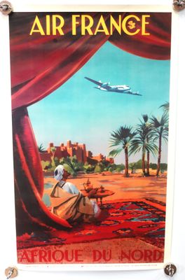 Une affiche d'Air France est accrochée au mur.
