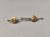 une paire de boucles d'oreilles dorées au motif circulaire