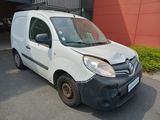 une camionnette blanche endommagée, garée devant un immeuble