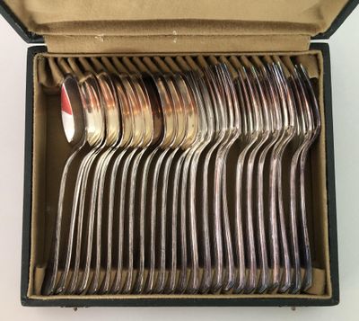 CHRISTOFLE, 12 cuillères et 12 fourchettes en métal argenté,…