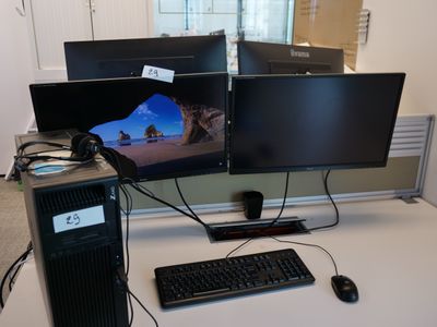 un bureau d'ordinateur équipé de deux écrans et d'un clavier