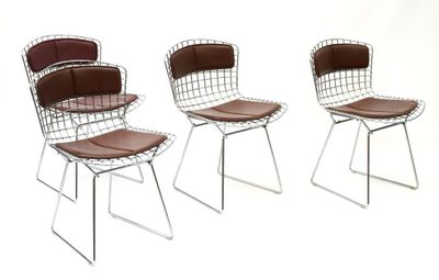 trois chaises aux assises en cuir marron et aux pieds chromés, sur fond blanc