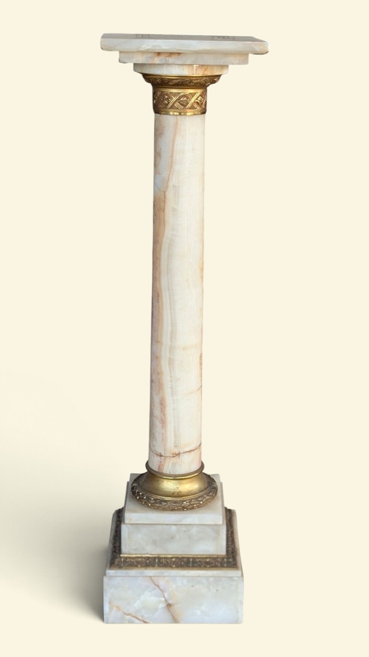 Colonne formant sellette en onyx crème à reflets orange et m…