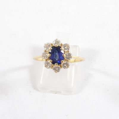 une image d'une bague en saphir bleu et diamant