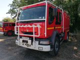 un camion de pompiers rouge garé à côté d'un autre camion de pompiers rouge