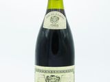 une bouteille de vin posée sur une table