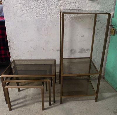 deux tables dotées d'un plateau en verre, placées devant un mur blanc