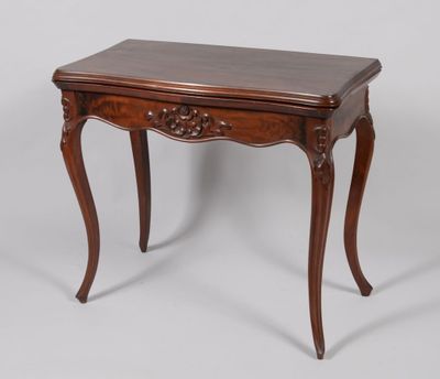 Table à jeux en acajou et placage d'acajou, reposant sur qua…