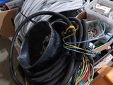 un tas de câbles et d'autres équipements électriques dans un garage