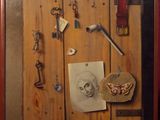 une photo d'une photo représentant un mur en bois sur lequel sont posés divers objets