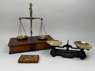 une image représentant une balance sur laquelle est posée une boîte en bois