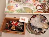 une boîte de boutons et une paire de ciseaux posés sur une table