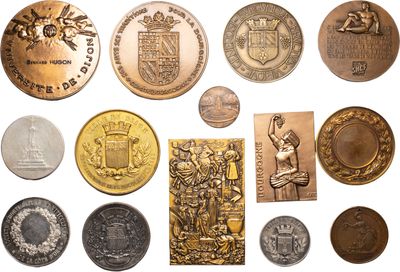 gros plan d'un paquet de pièces de monnaie sur une surface blanche