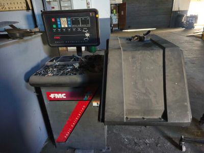 une machine posée sur une table dans un garage