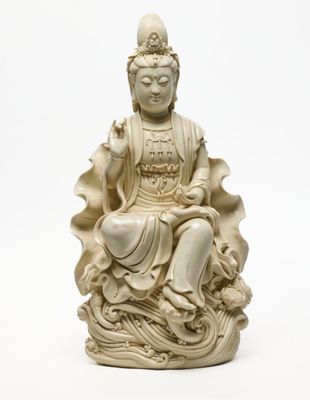 une image représentant une statue de Bouddha assis sur une vague