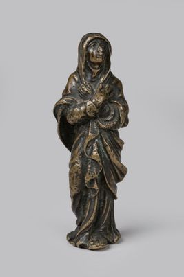 une statue de femme tenant un bébé dans ses bras