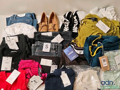 une pile de vêtements posée sur une table
