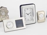 de nombreux types d'horloges exposées sur un fond blanc