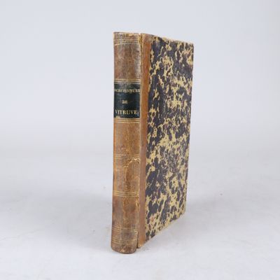 un vieux livre posé sur une surface blanche