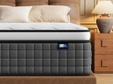 un lit avec un matelas et une table de chevet dans la chambre