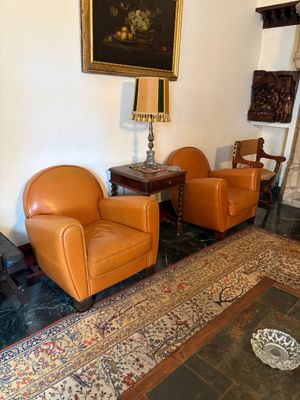 deux chaises et une table dans un salon