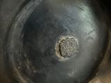 un gros plan d'un objet métallique percé d'un trou