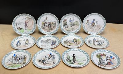 plusieurs assiettes à motifs différents sur une table