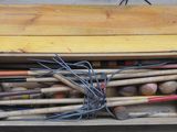 une caisse en bois remplie de différentes sortes de battes de baseball