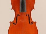 un vieux violon avec un archet accroché à son dos