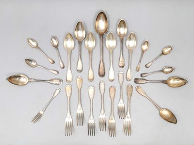 un grand nombre de cuillères et de fourchettes en argent disposées en cercle