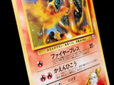 gros plan d'une carte pokemon sur fond noir