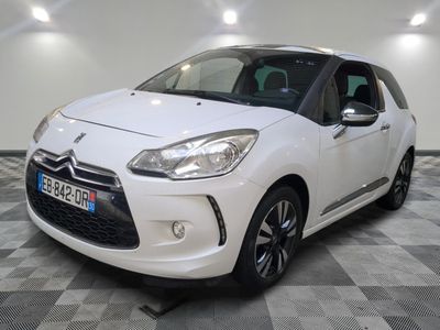 la citrole blanche est garée dans le garage sur un sol en damier
