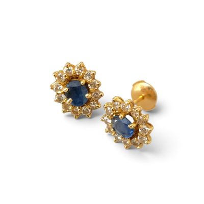 une paire de boucles d'oreilles à clous en saphir et diamants