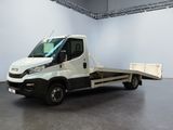 une photo d'un camion blanc à plateau dans une pièce