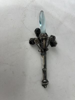 une image représentant une croix sur laquelle est posé un verre bleu