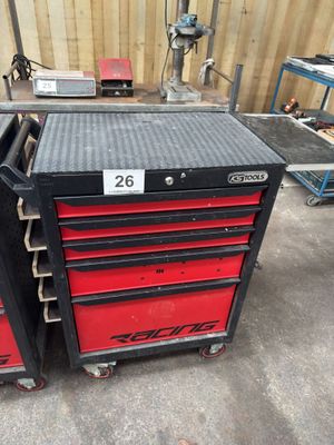 deux caisses à outils rouges placées l'une à côté de l'autre dans un garage