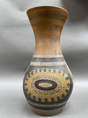 un vase posé sur une table