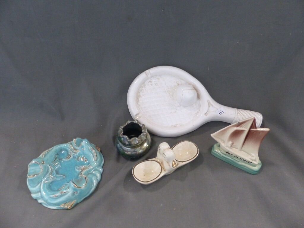 Ensemble en faïence comprenant : salerons, bateau décoratif, petit vase RAMBERVILLERS et cendriers, l'un affectant la...
