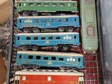 beaucoup de petits trains qui sont dans une boîte