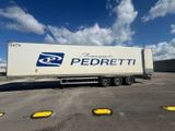 un camion semi-remorque garé dans un parking