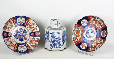 trois types différents d'assiettes chinoises et un vase posés sur des socles