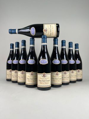 Des bouteilles de vin sont alignées sur une table, avec une bouteille de vin au milieu.